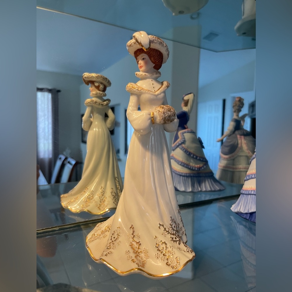 ‘Shopping on 5th Avenue’ Victorian Ladies of Fashion Figurine - Picture 2 of 3